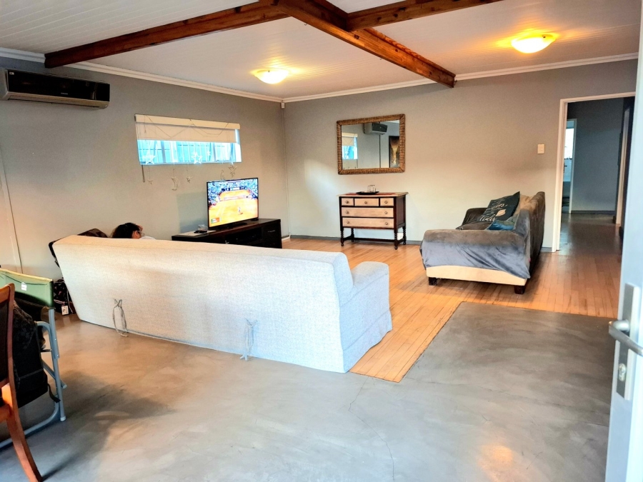 4 Bedroom Property for Sale in Oakdale Western Cape